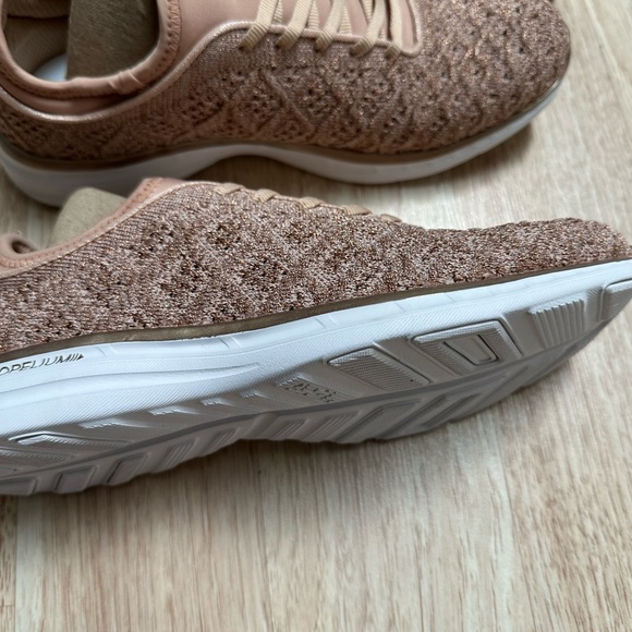 New with Box APL Rose Gold Tech Phantom Sneakers 8.5 - Picture 5 of 14
